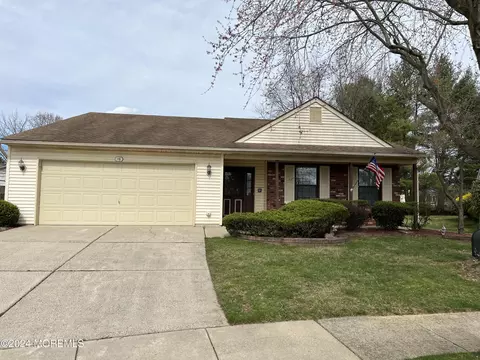16 Waterwheel Ct, Columbus, NJ 08022