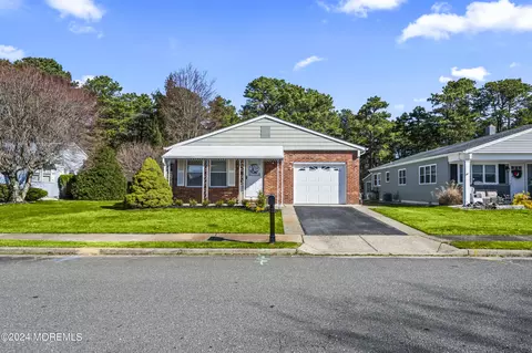 31 Doral Dr, Toms River, NJ 08757
