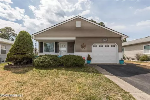 14 Pine Valley Dr, Toms River, NJ 08757