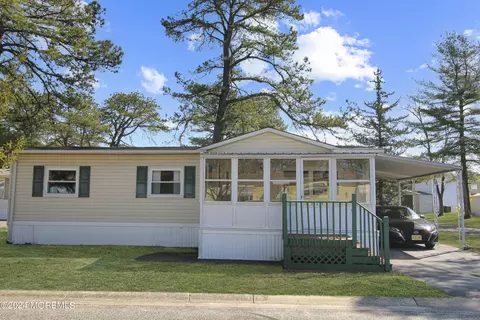 17 Arbor St, Whiting, NJ 08759