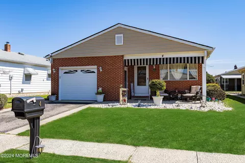 4 Saint Francois Ct, Toms River, NJ 08757