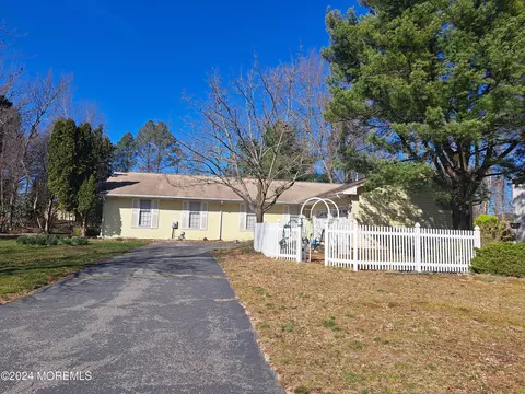 14 David St, Ocean, NJ 07712
