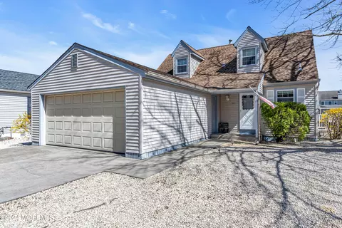94 Moorage Ave, Bayville, NJ 08721