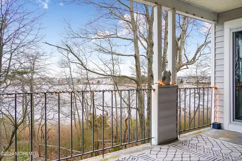 219 Waters Edge Dr, Toms River, NJ 08753