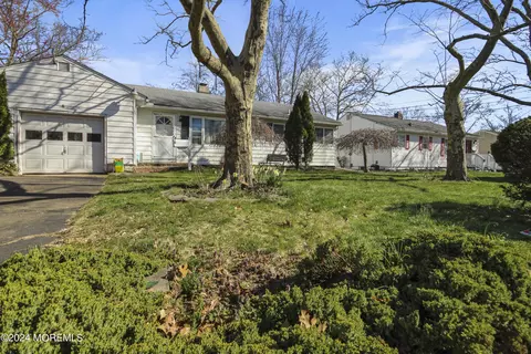 25 Maurice Ave, Holmdel, NJ 07733