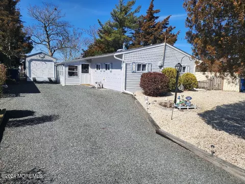 410 Twin Lakes Blvd, Little Egg Harbor, NJ 08087