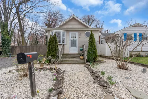 33 Warren Pl, Middletown, NJ 07748
