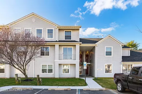 718 Waters Edge Dr, Toms River, NJ 08753