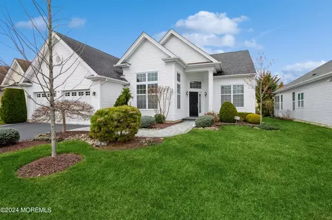 71 Riviera Dr, Monroe, NJ 08831