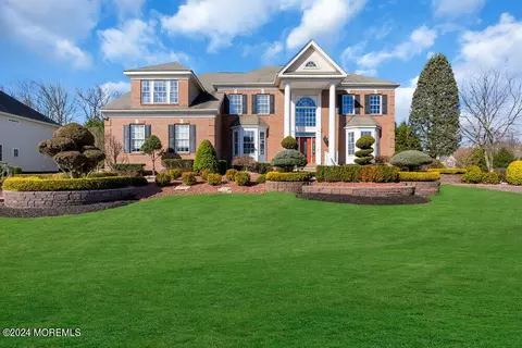 2 Livingston Ct, Marlboro, NJ 07746