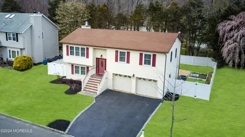 11 Cornell Ct, Tinton Falls, NJ 07724