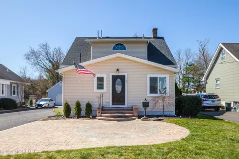 7 Park Ave, Englishtown, NJ 07726