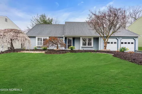 3 Lampost Ct, Howell, NJ 07731