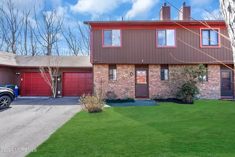 14 Flamingo Dr, Howell, NJ 07731