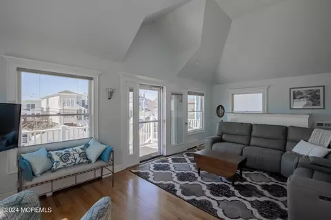 Living - 526 Ocean Ave, Sea Bright, NJ 07760 photo 10 of 11