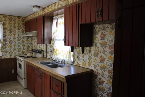 Kitchen - 137 Mockingbird Way, Whiting, NJ 08759 photo 3 of 3