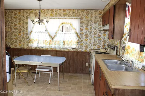 Kitchen - 137 Mockingbird Way, Whiting, NJ 08759 photo 2 of 3