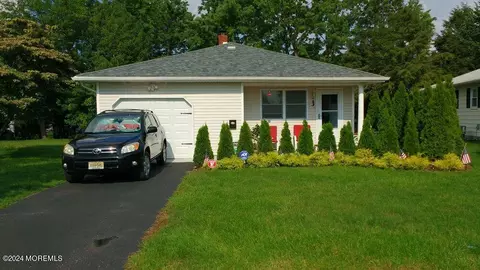 3 Saint Lucia Ct, Toms River, NJ 08757