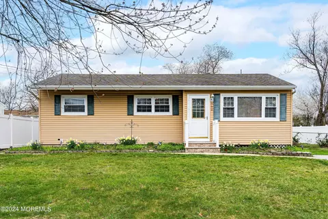 950 Mercer Dr, Toms River, NJ 08753