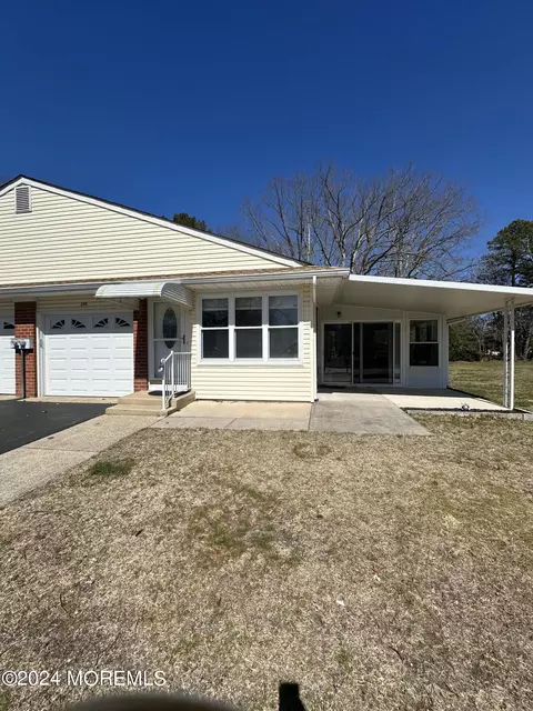 25 Crocus Ln #B, Whiting, NJ 08759