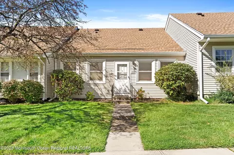 103 Broadgate Ct # D, Freehold, NJ 07728