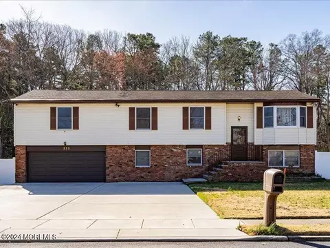 222 Mill Creek Dr, Bayville, NJ 08721