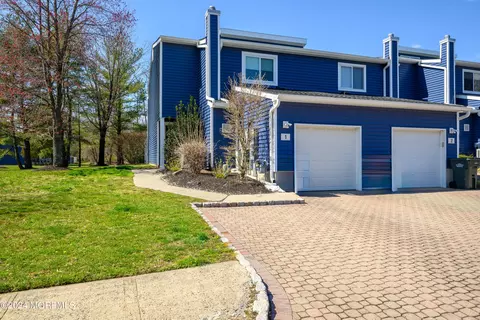 1 Spring Ct, Tinton Falls, NJ 07724