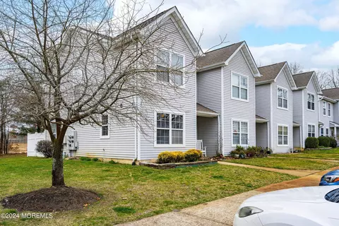 808 Leadership Ct, Toms River, NJ 08755