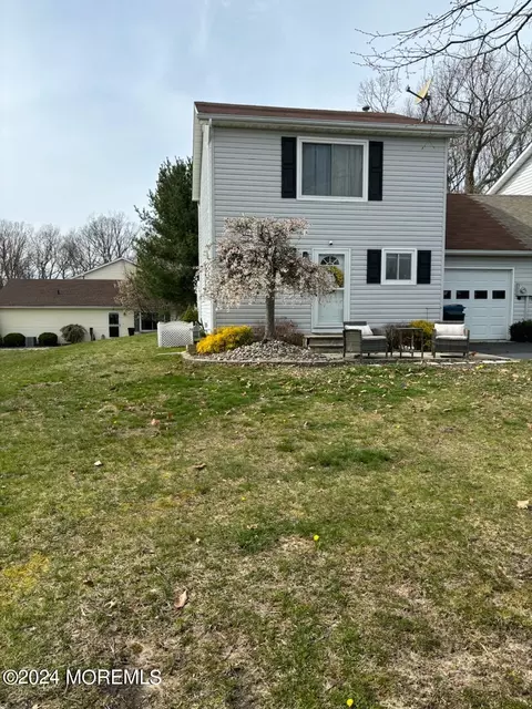 12 Tracey Ct, Howell, NJ 07731