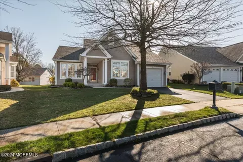 8 Breeze Ter, Barnegat, NJ 08005