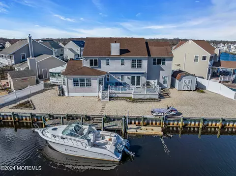 99 Windjammer Ct, Bayville, NJ 08721
