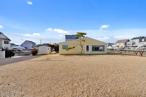 1307 Kauai Dr, Forked River, NJ 08731