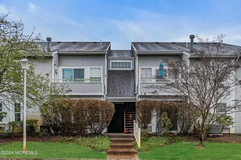 2 Hackamore Ct, Tinton Falls, NJ 07753