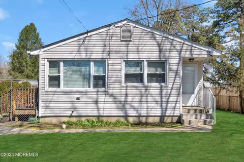 22 Smith St, Howell, NJ 07731