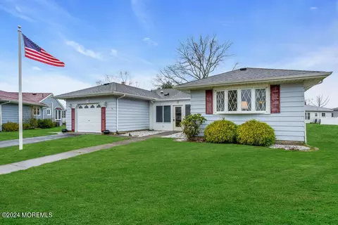 222 Parisian Ct, Toms River, NJ 08757