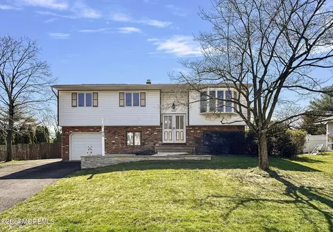 13 Kingsport Dr, Howell, NJ 07731
