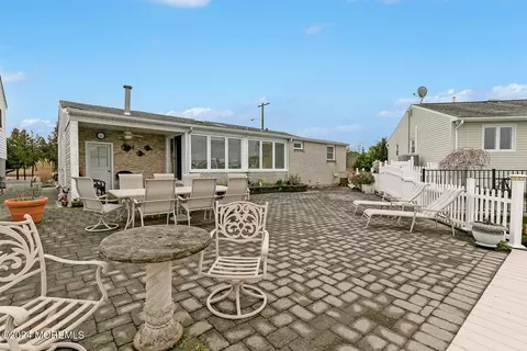 709 Golden Dr, Toms River, NJ 08753