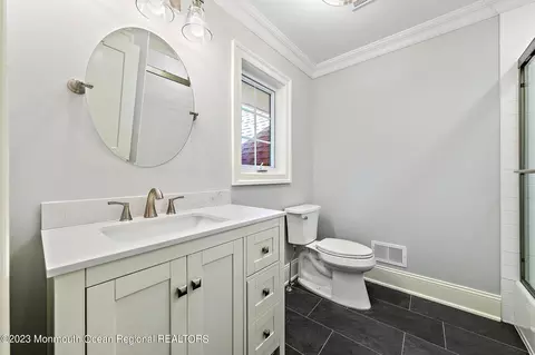 Bath - 2 Heathcliff Rd, Rumson, NJ 07760 photo 2 of 4
