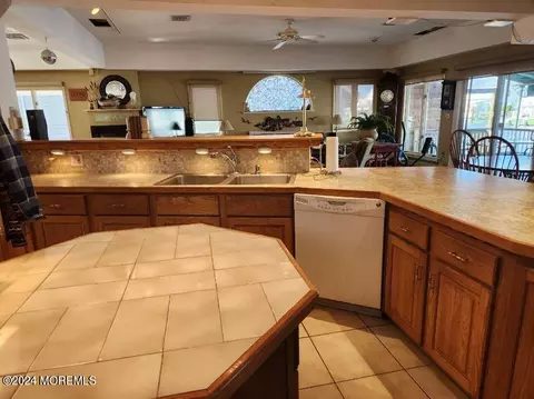 33 Wilkins Rd, Toms River, NJ 08753