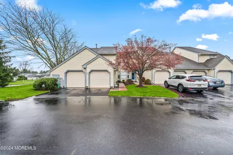 87 Poplar Pl, Freehold, NJ 07728