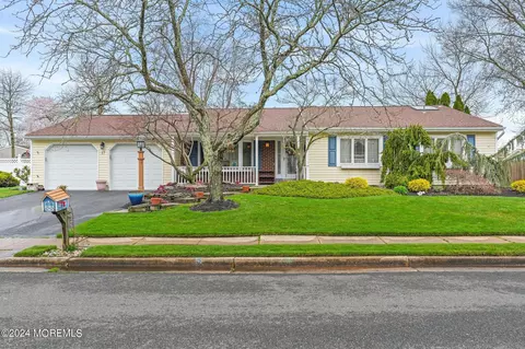 17 11th Ave, Monroe, NJ 08831