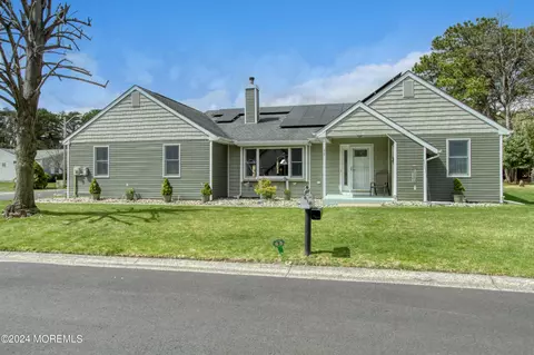 17 Berkshire Rd, Whiting, NJ 08759