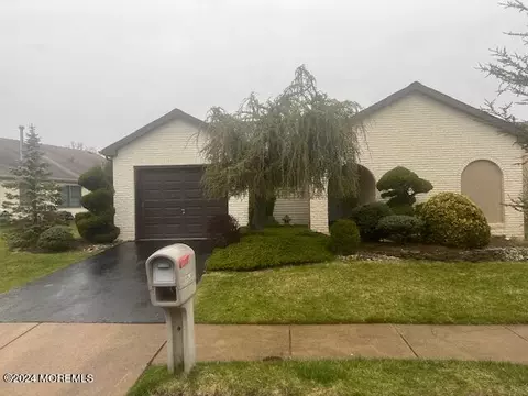 20 Hampton Dr, Marlboro, NJ 07746
