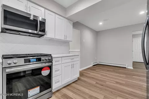 Kitchen - 20 Hampton Dr, Marlboro, NJ 07746 photo 3 of 4