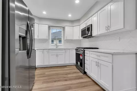 Kitchen - 20 Hampton Dr, Marlboro, NJ 07746 photo 2 of 4