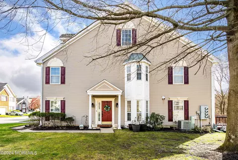 1 Beacon Ct #89, Holmdel, NJ 07733