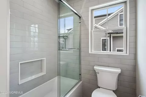 Bath - 626 Cedarcrest Dr, Brielle, NJ 08730 photo 3 of 8