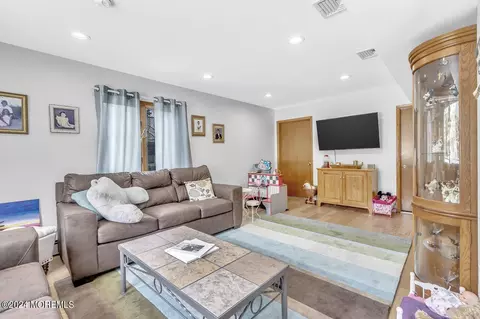 Living - 20 Sheldon Ave, Brick, NJ 08723 photo 3 of 8