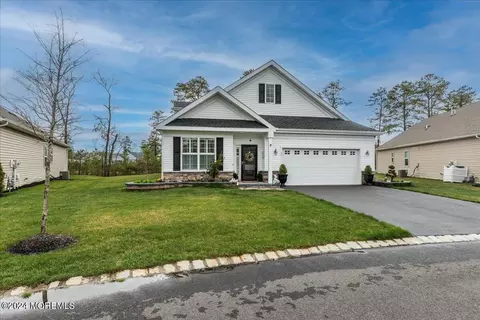 35 Woodside Ln, Whiting, NJ 08759