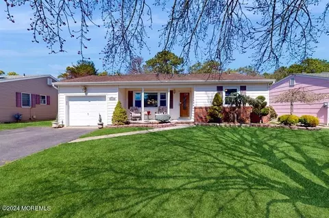 86 Northumberland Dr, Toms River, NJ 08757